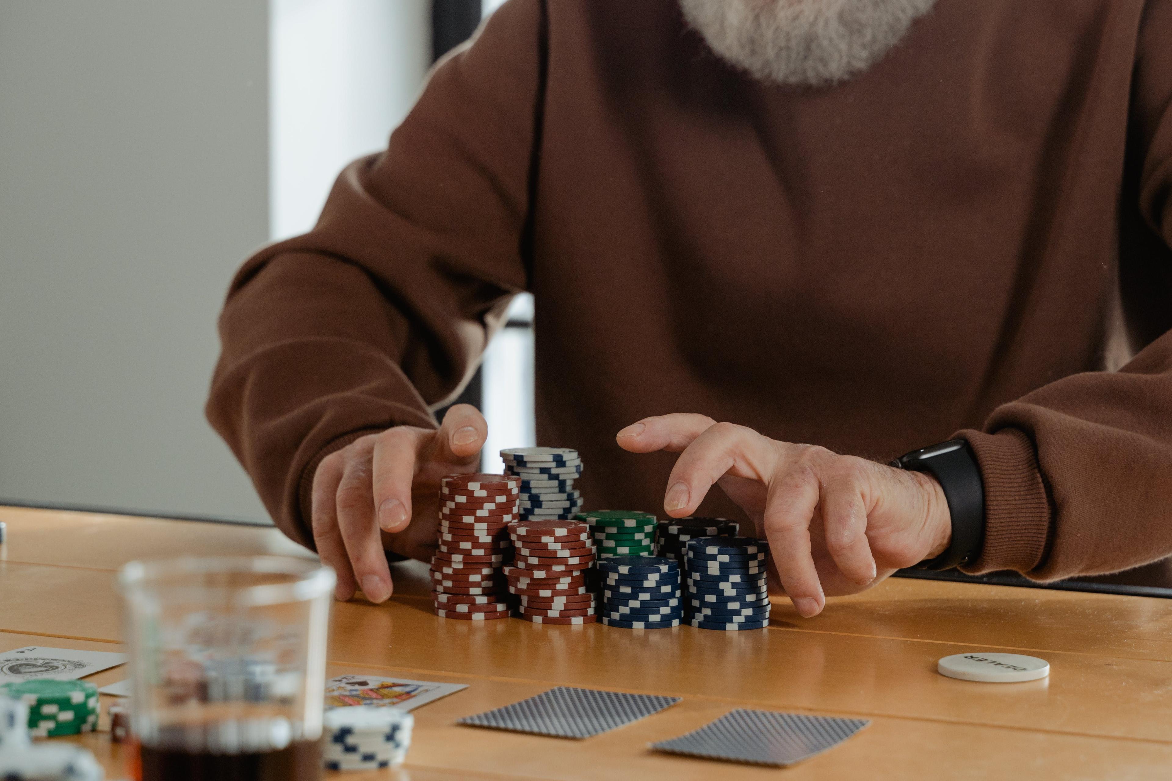 Korttipelien kuningas - katsaus pokerin maailmaan